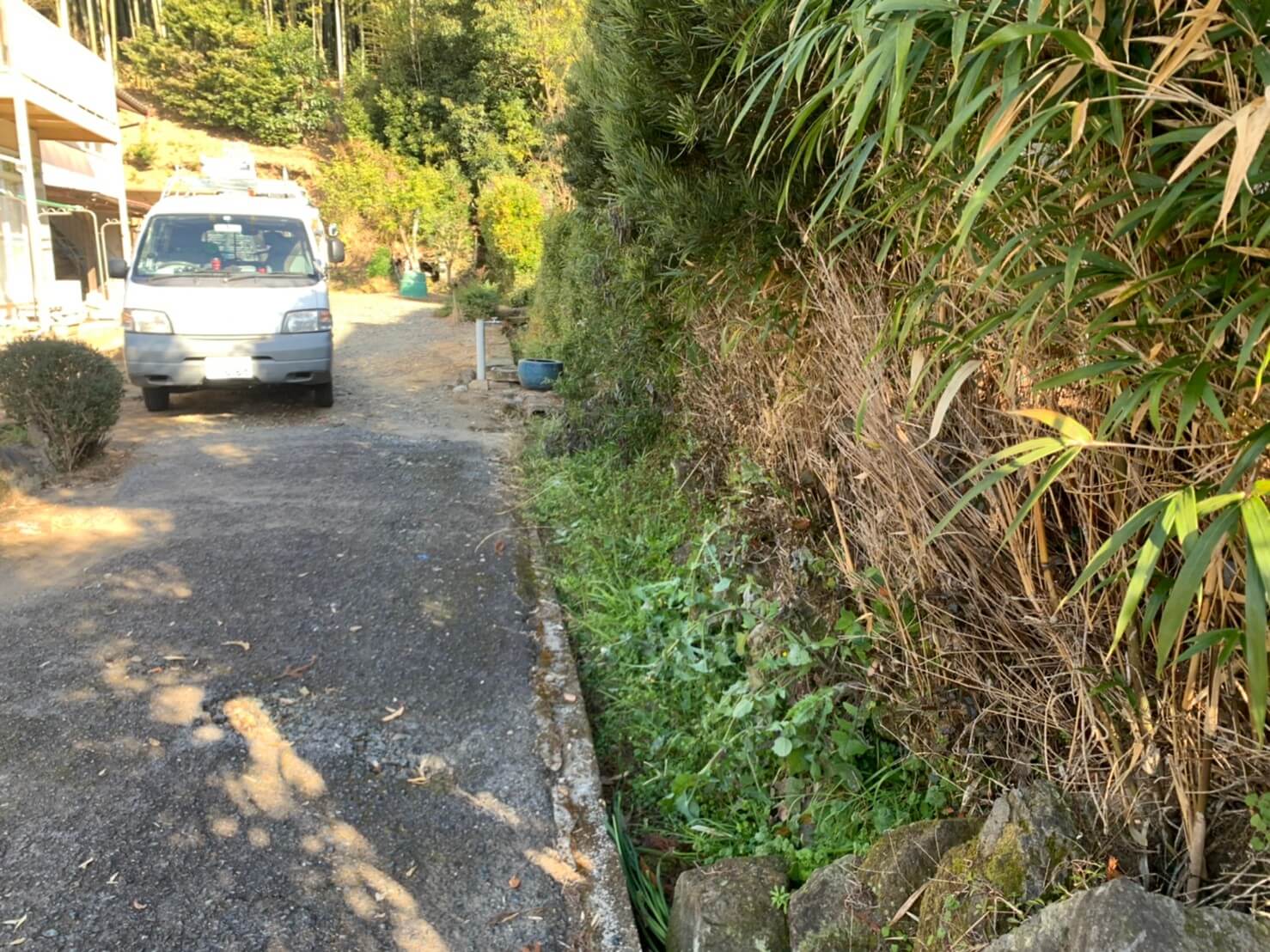 お隣との境界沿い(水路)